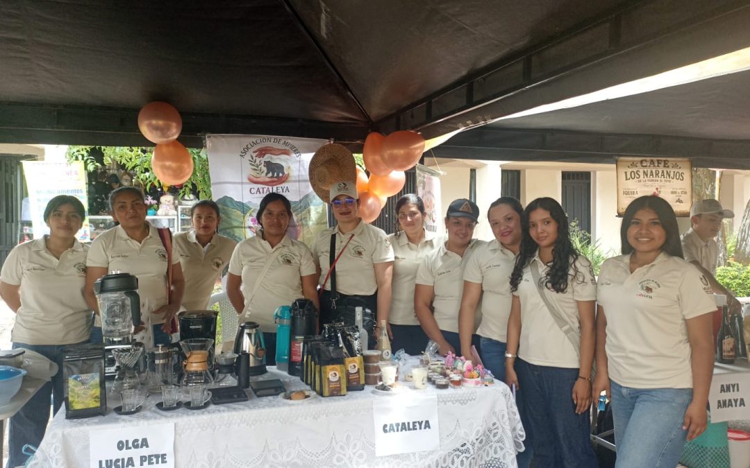 Mujeres de ASOCATALEYA lanzan su marca “MUKE” en Encuentro Campesino de Íquira