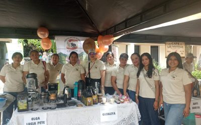 Mujeres de ASOCATALEYA lanzan su marca “MUKE” en Encuentro Campesino de Íquira
